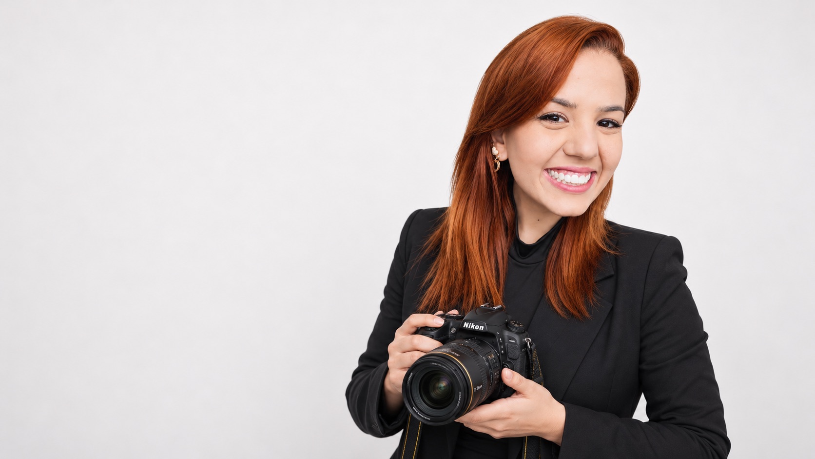 Luana Jahnke sorrindo, segurando sua câmera fotográfica